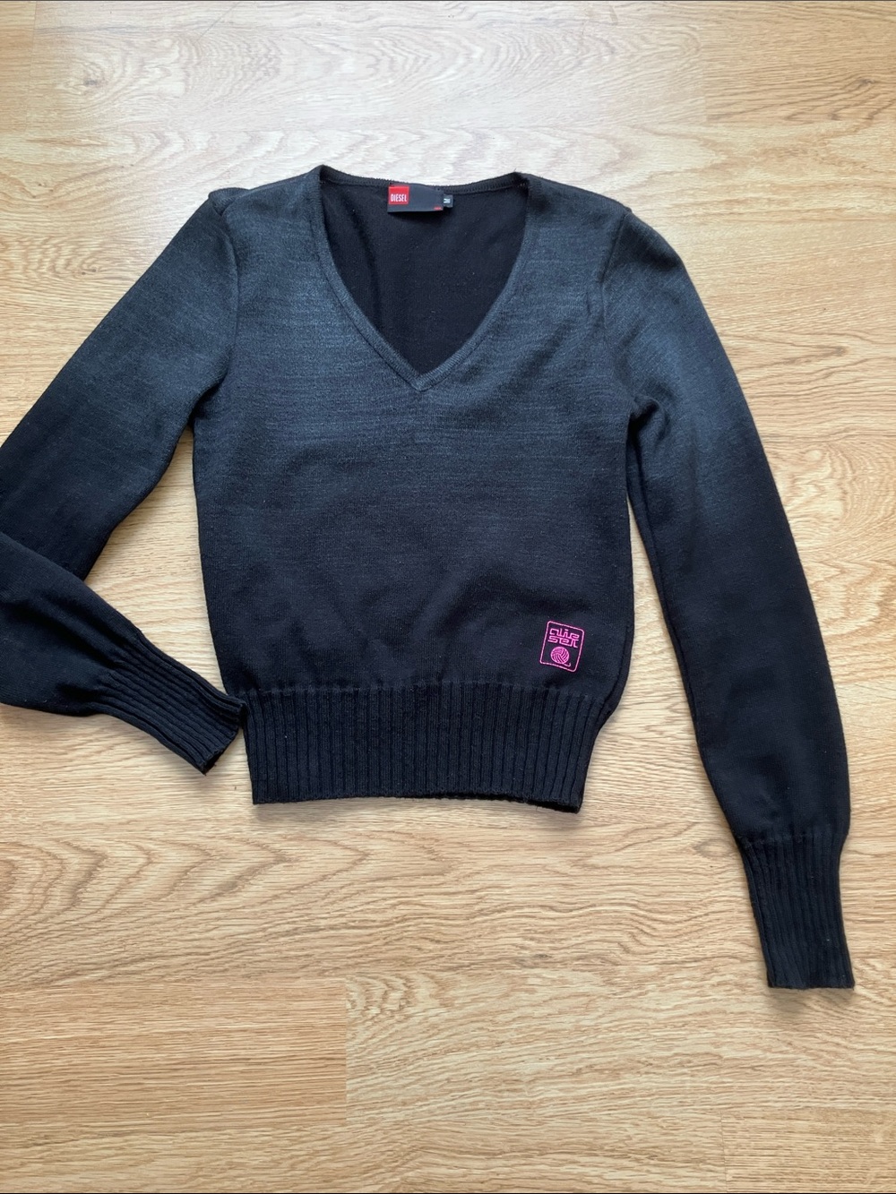 Diesel Women’s Black/Charcoal Gray V-Neck Sweater with Pink Logo Patch. Sz M